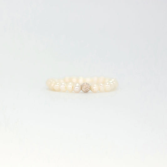 Barocker Süßwasserperlenring mit vergoldeter Kugel aus der Salzkristalle Kollektion von Christina Witthaus Jewelry.