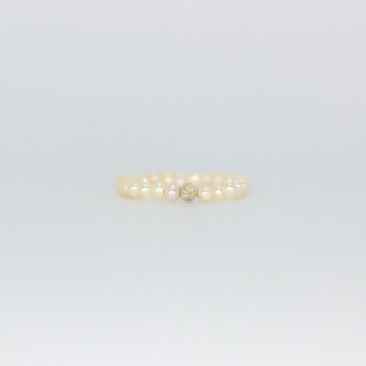 Barocker Süßwasserperlenring mit vergoldeter Kugel aus der Salzkristalle Kollektion von Christina Witthaus Jewelry.
