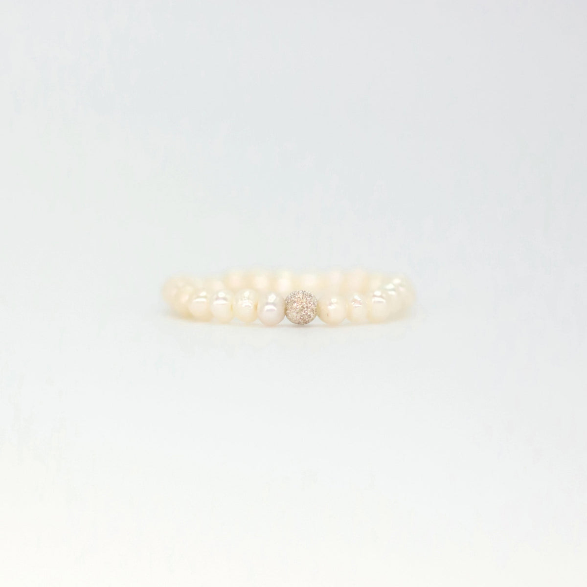 Barocker Süßwasserperlenring mit vergoldeter Kugel aus der Salzkristalle Kollektion von Christina Witthaus Jewelry.
