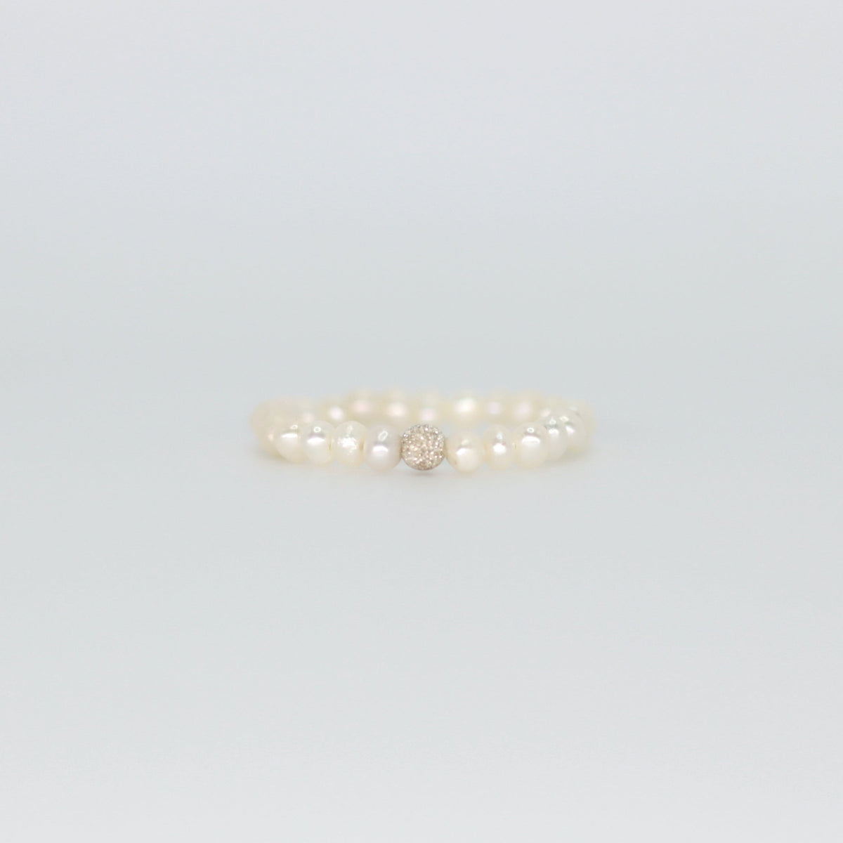 Barocker Süßwasserperlenring mit vergoldeter Kugel aus der Salzkristalle Kollektion von Christina Witthaus Jewelry.