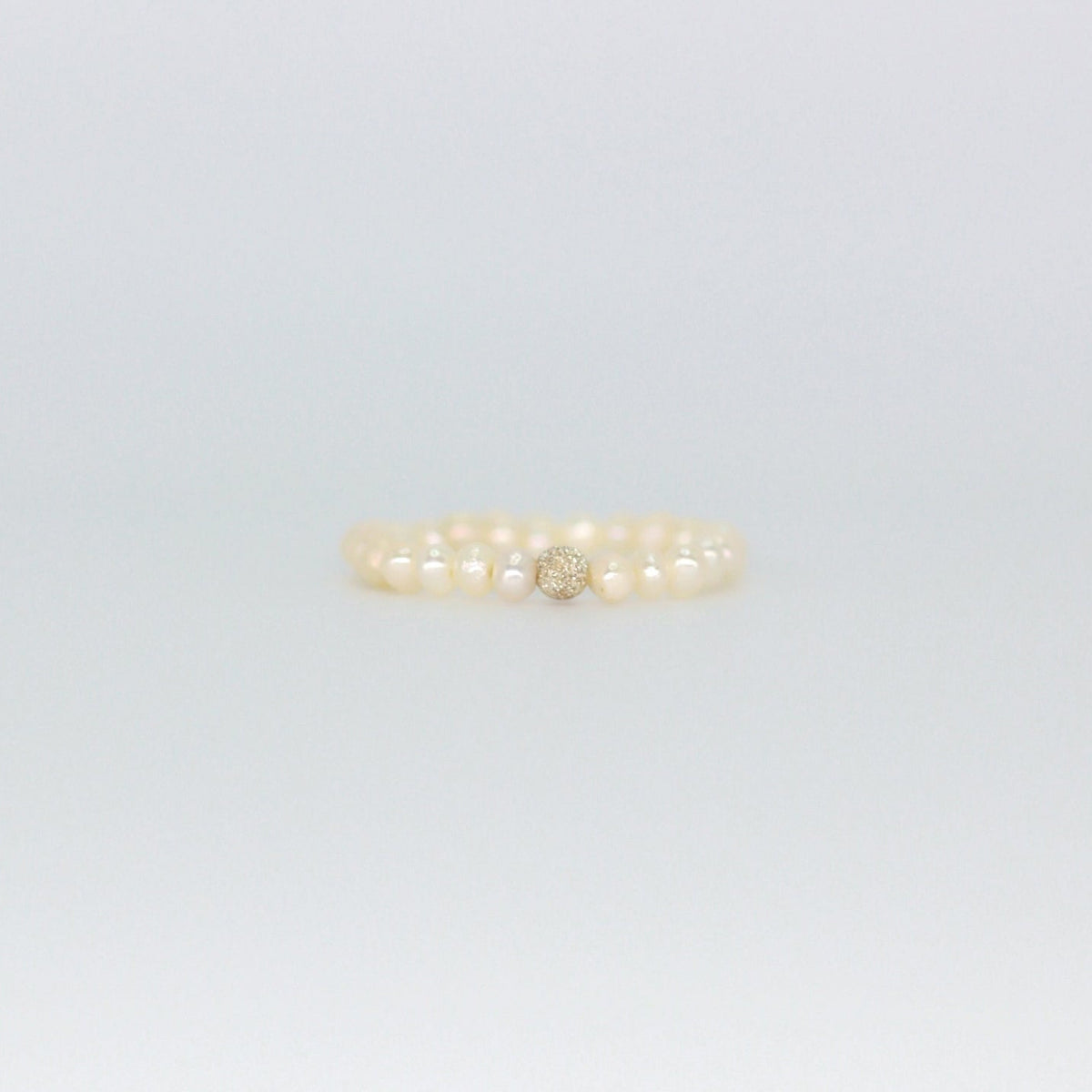 Barocker Süßwasserperlenring mit vergoldeter Kugel aus der Salzkristalle Kollektion von Christina Witthaus Jewelry.